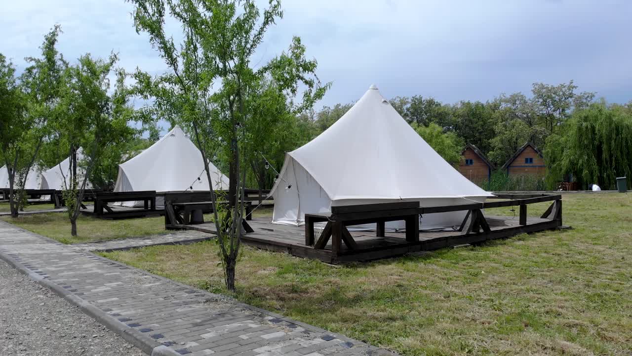 글램핑 리조트의 글램핑 텐트 행