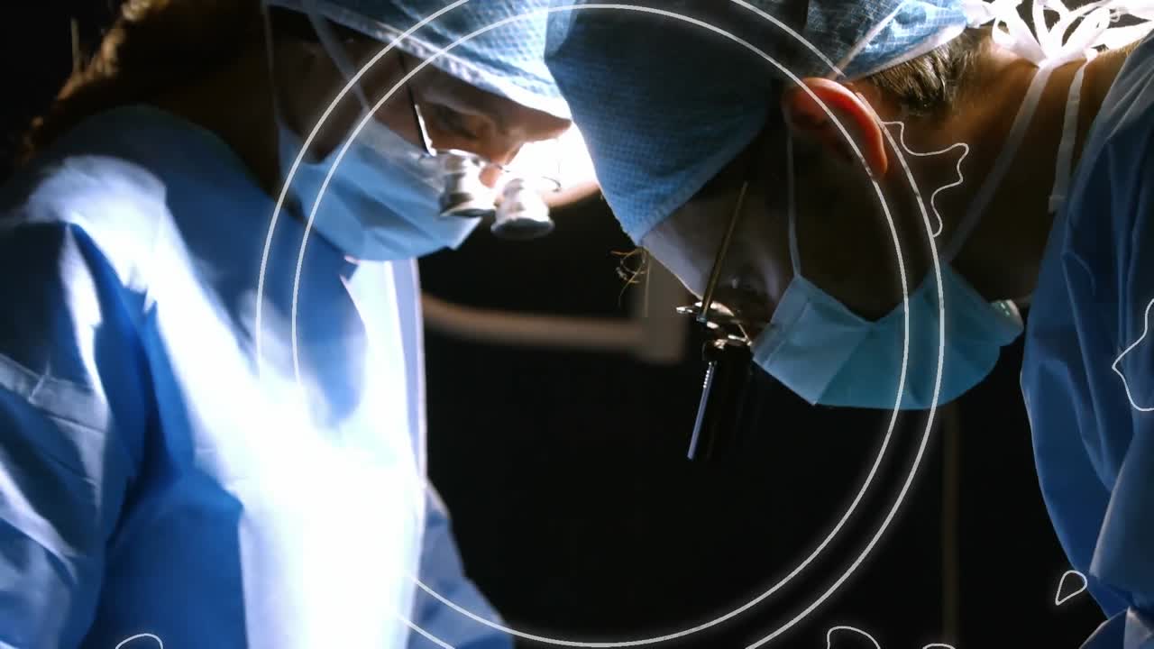 얼굴 마스크를 입은 외과 의사 위에서 원과 움직이는 선의 애니메이션