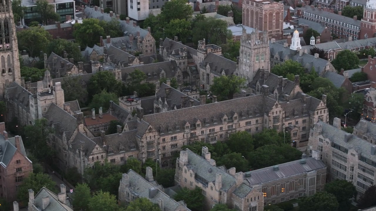 Vista aerea dell'Università di Yale. Ripresa in una giornata estiva nuvolosa.