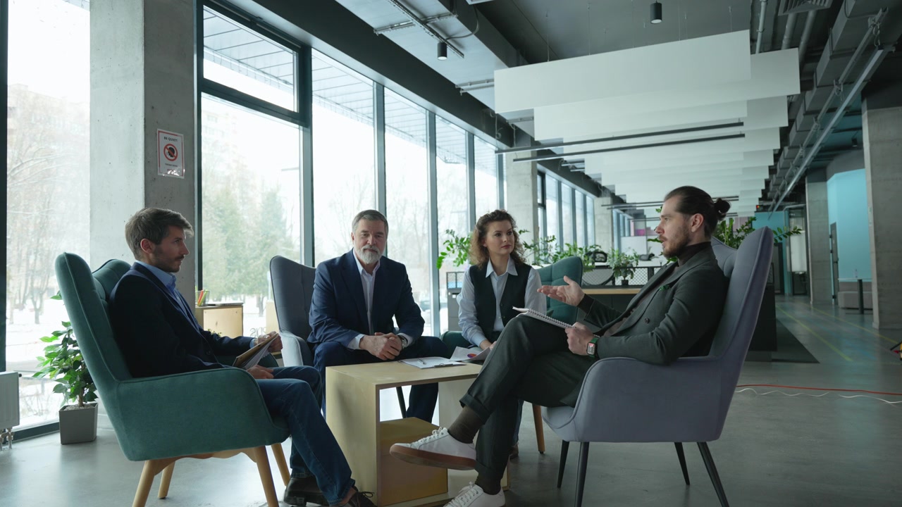 Team aziendale eterogeneo in riunione in un ufficio moderno