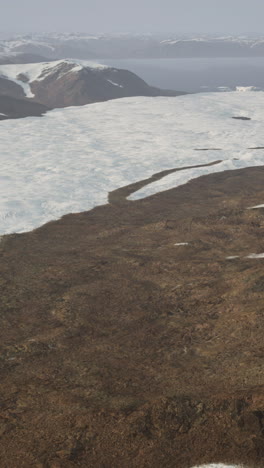 vista aérea de una cordillera cubierta de nieve en el ártico