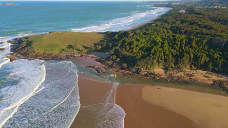 vista aérea de green bluff headland y sapphire beach desde moonee beach en nsw, australia