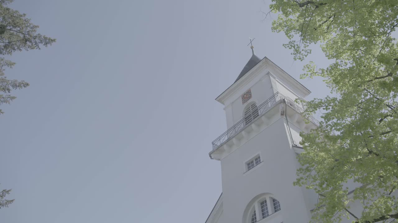 세인트 앞을 따라 카메라 패닝