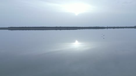 Ruhiger-See-Mit-Stillem-Wasser