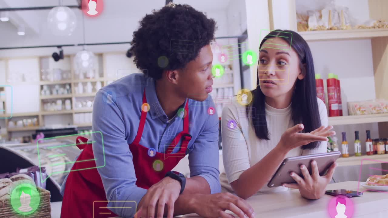 animación de iconos de medios sobre diversos asistentes de tienda y clientes hablando.