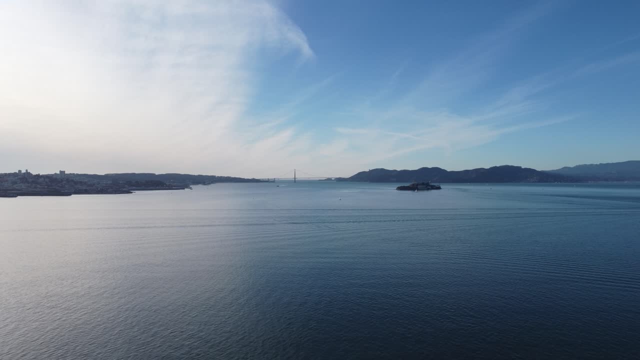 드론 영상 은 골든 게이트 다리 를 배경 으로 천천히 확대 하고 있다