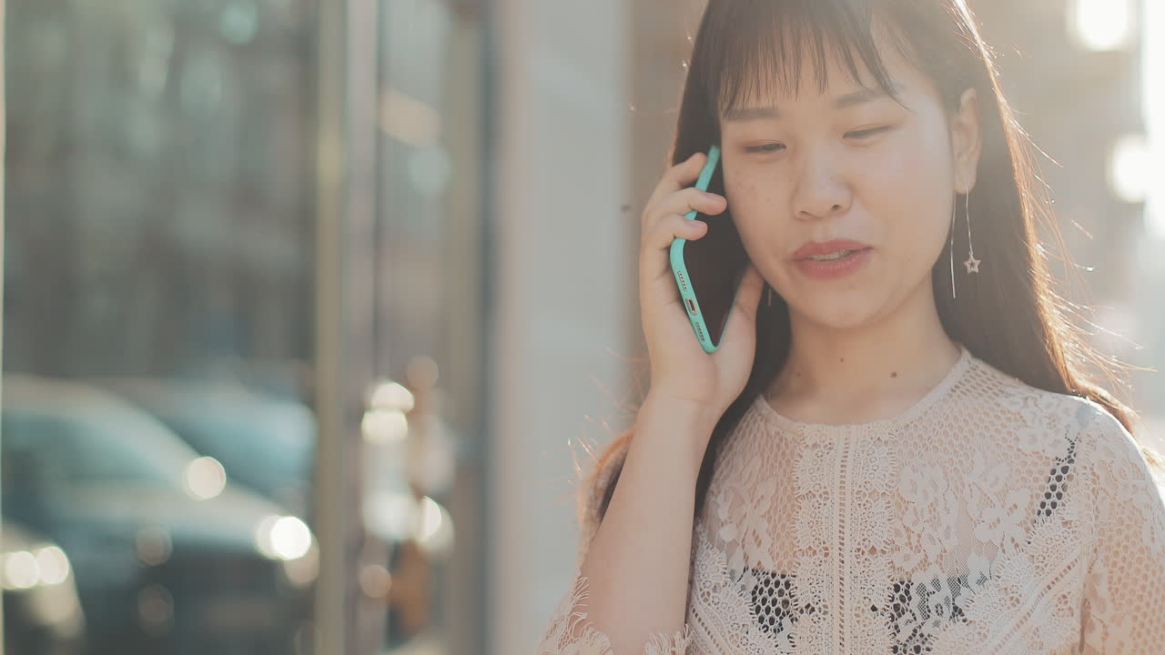 휴대 전화 통화하는 여자