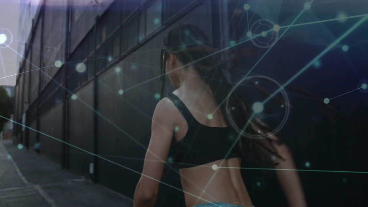 드레드 록, 네트워크 연결 및 데이터 처리 애니메이션으로 달리는 여성