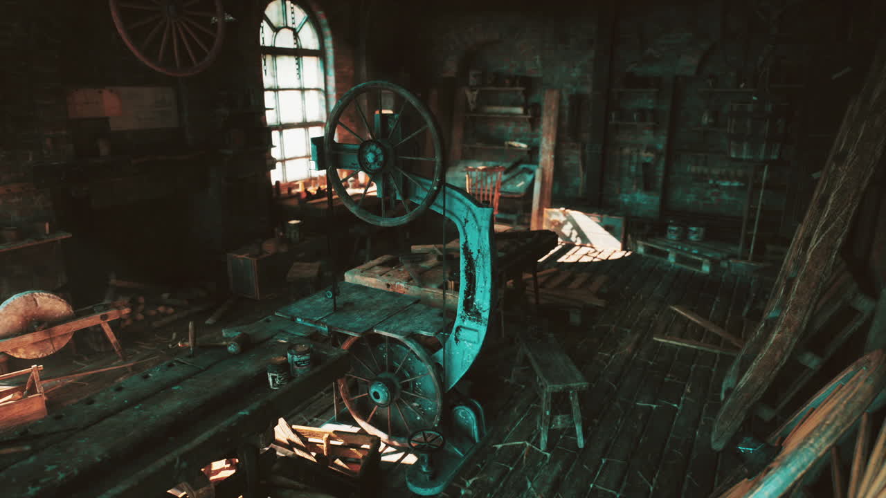 Vecchia falegnameria piena di strumenti vintage e elementi rustici in legno