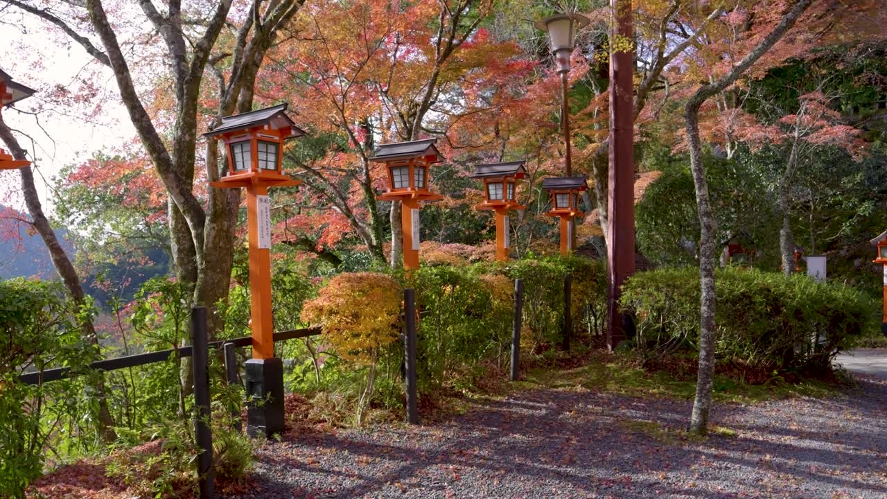 un paisaje tranquilo y relajante en los terrenos de los templos japoneses durante los colores del otoño