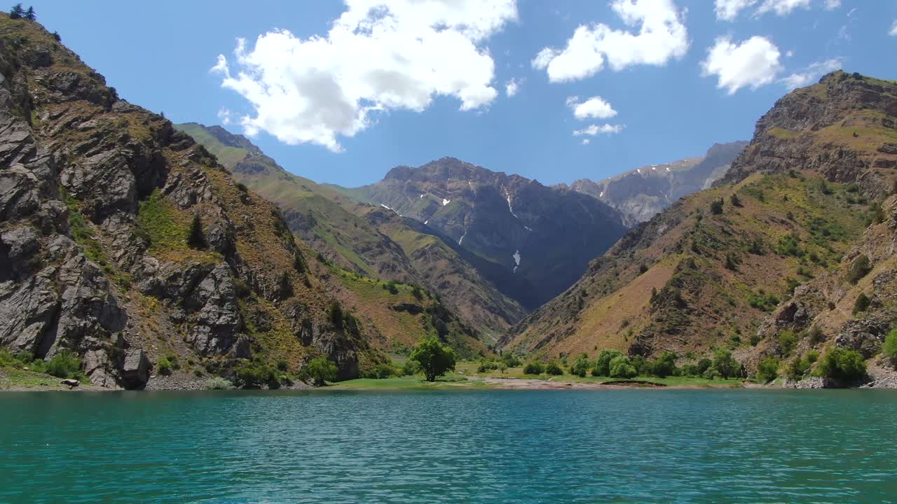 lago urungach rodeado de cordillera en el parque nacional ugam-chatcal en tashkent, uzbekistán