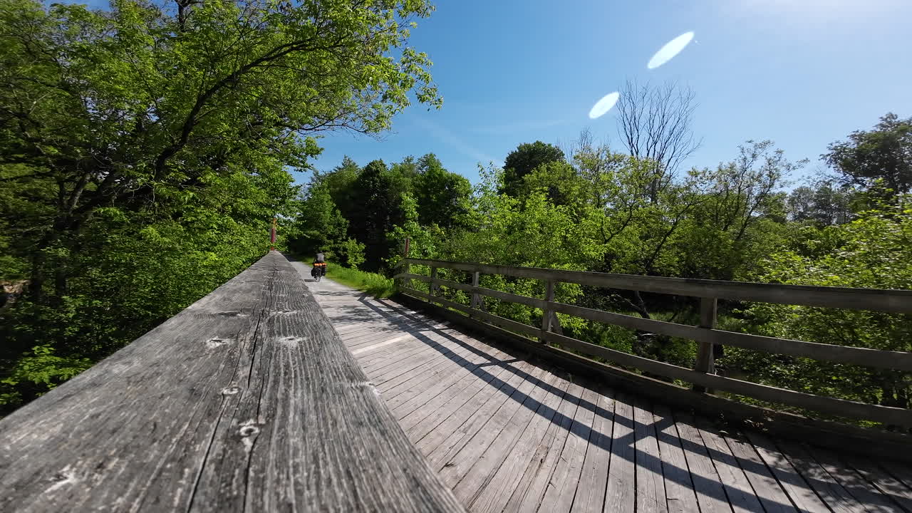 캐나다  의 자전거 여행자 들 이 자갈 도로 를 타고