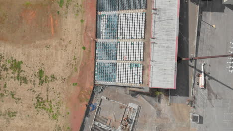 campo de béisbol abandonado estadio de arriba hacia abajo asientos vacíos antena en el día