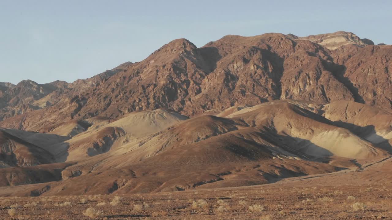 un lapso de tiempo a través de un edificio abandonado en el desierto