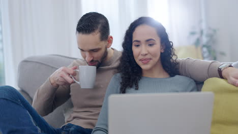 pareja, planificación y computadora portátil en casa con café