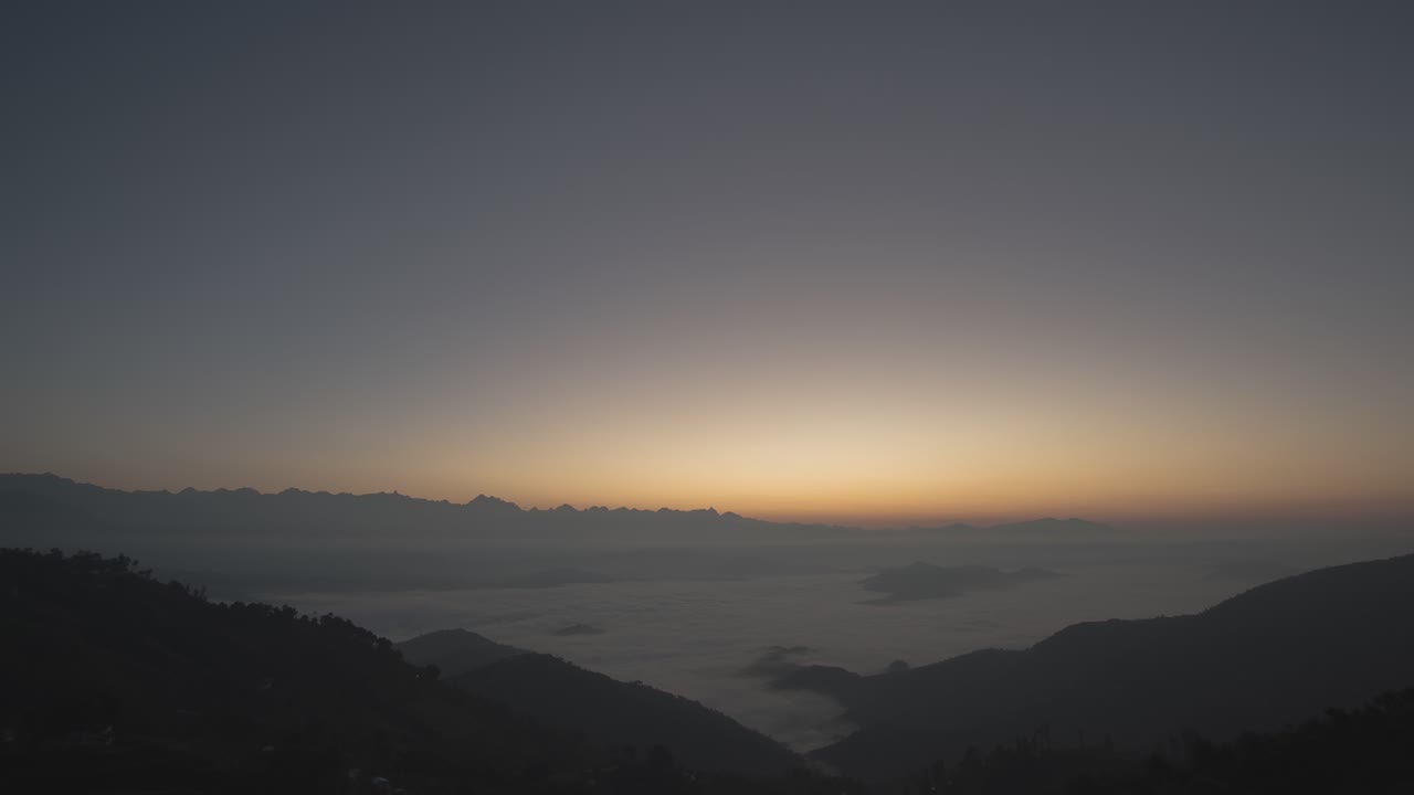amanecer sobre las montañas brumosas