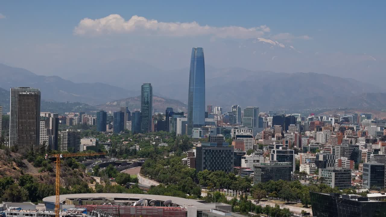 Vista panoramica del quartiere finanziario di Santiago del Cile con le Ande sullo sfondo