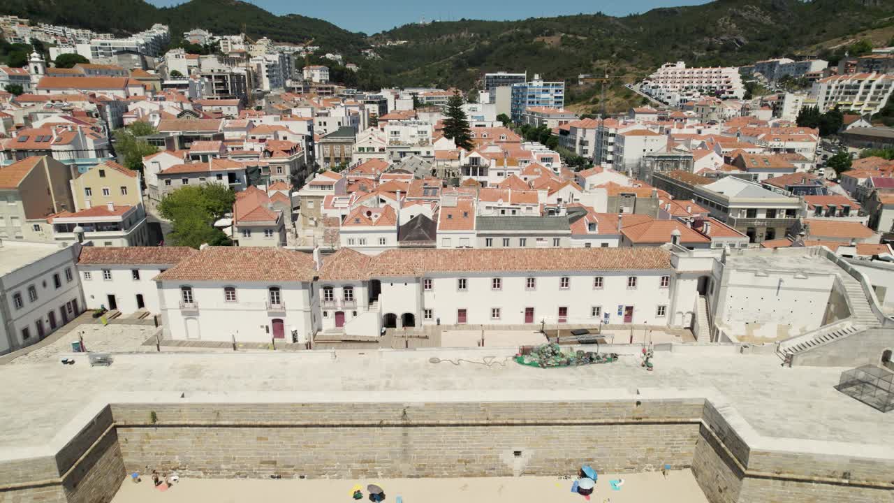 Case a schiera bianche vicino alla spiaggia di Praia da Califórnia.
