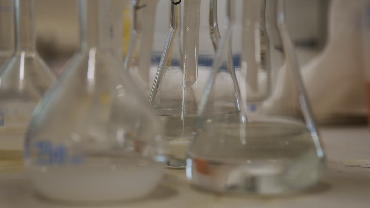 líquido transparente que gotea en los vasos