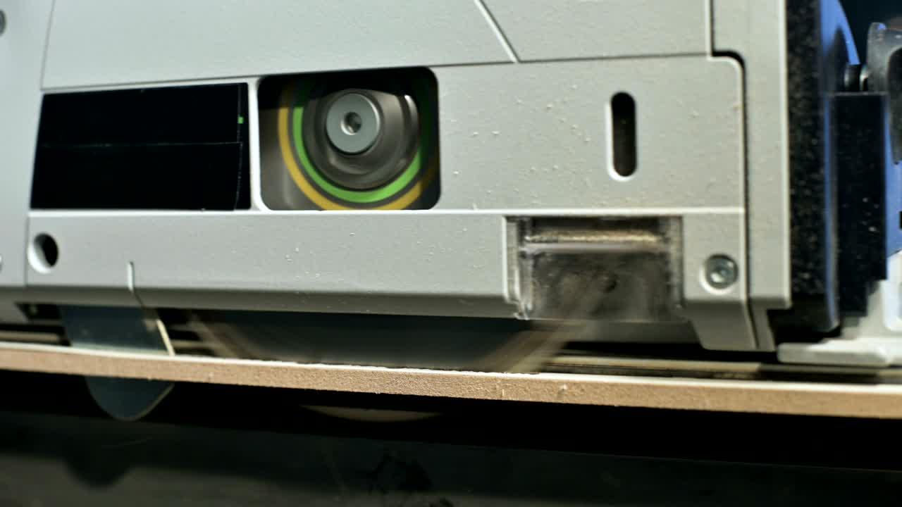 클로즈업 원형 은 판 판의 가장자리에 있습니다.