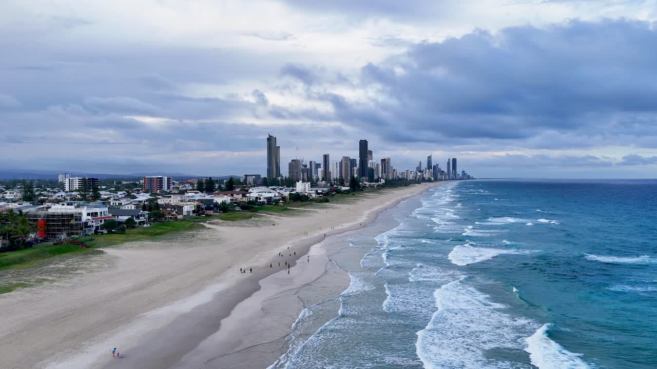 파도가 평온한 골드코스트 해변에 부히고
