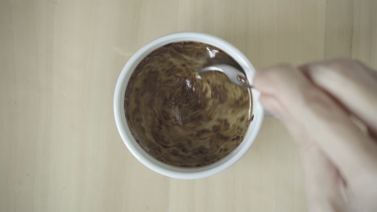 인스턴트 커피 파우더와 뜨거운 물을 컵 한 잔으로 혼합합니다.