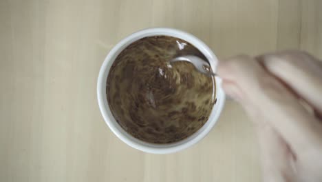 mezclar café instantáneo en polvo y agua caliente con una cucharadita