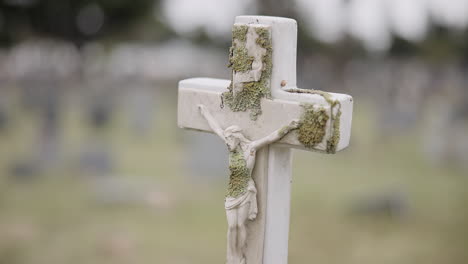 funeral, lápida o jesús en la cruz en el cementerio