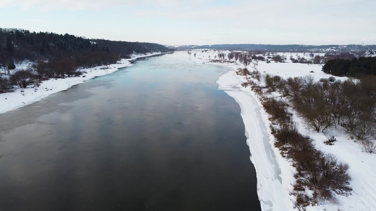 Nemunas-joki Liettuassa kylmänä talvena