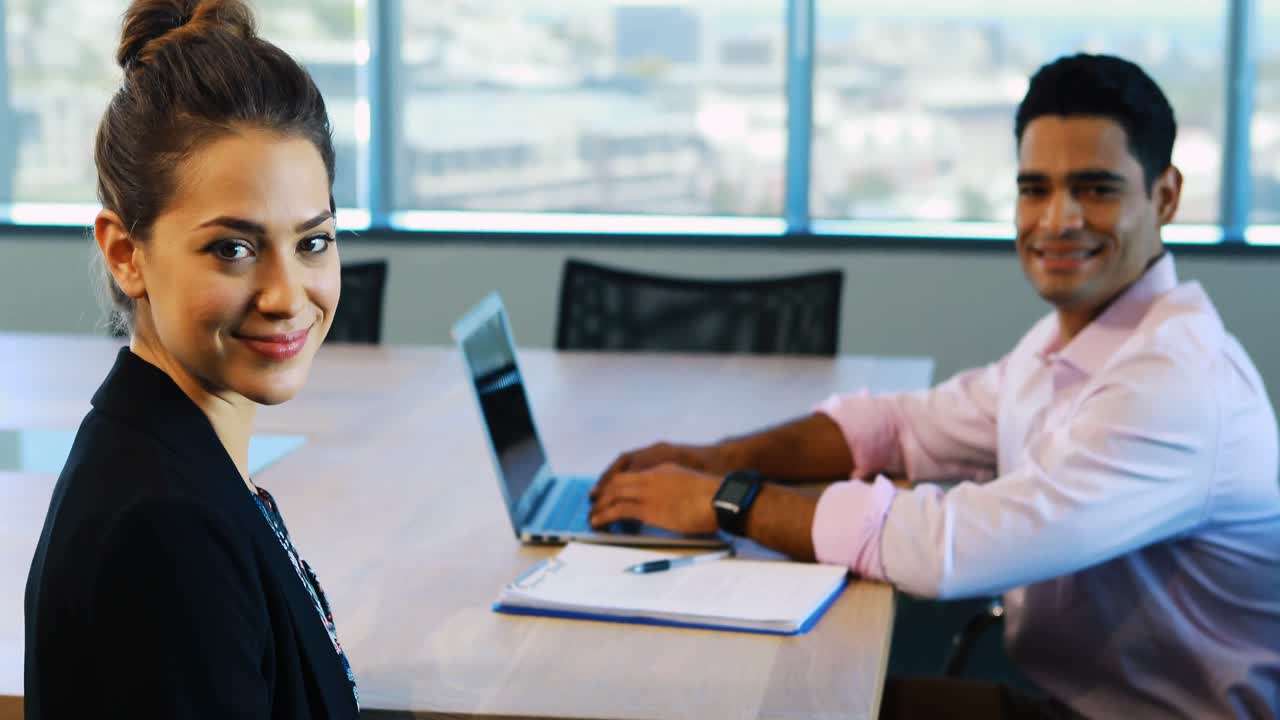 mujer de negocios y colega sentados juntos en la oficina
