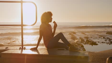 Mujer-Comiendo-Helado-Al-Atardecer