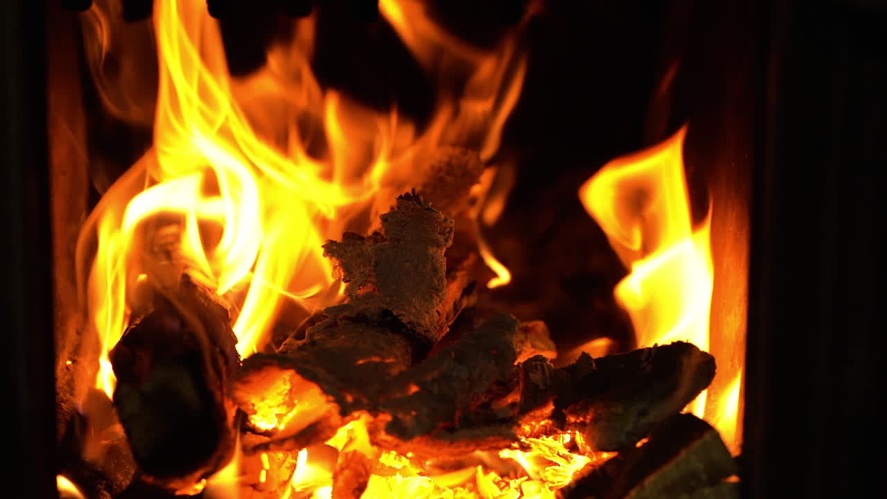 용광로에서 슬로우 모션으로 타오르는 불꽃, 열을 위해 불이 붙은 장작