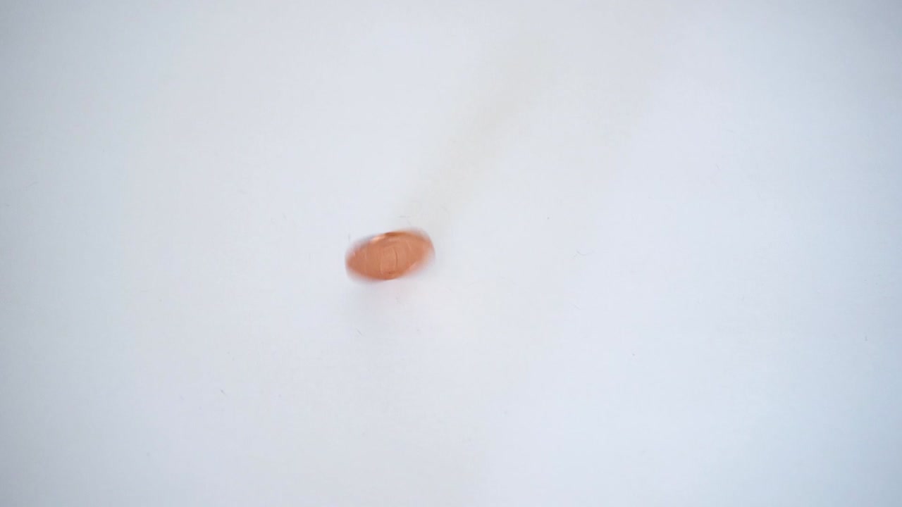 슬로우 모션으로 1페니 동전 돌리기