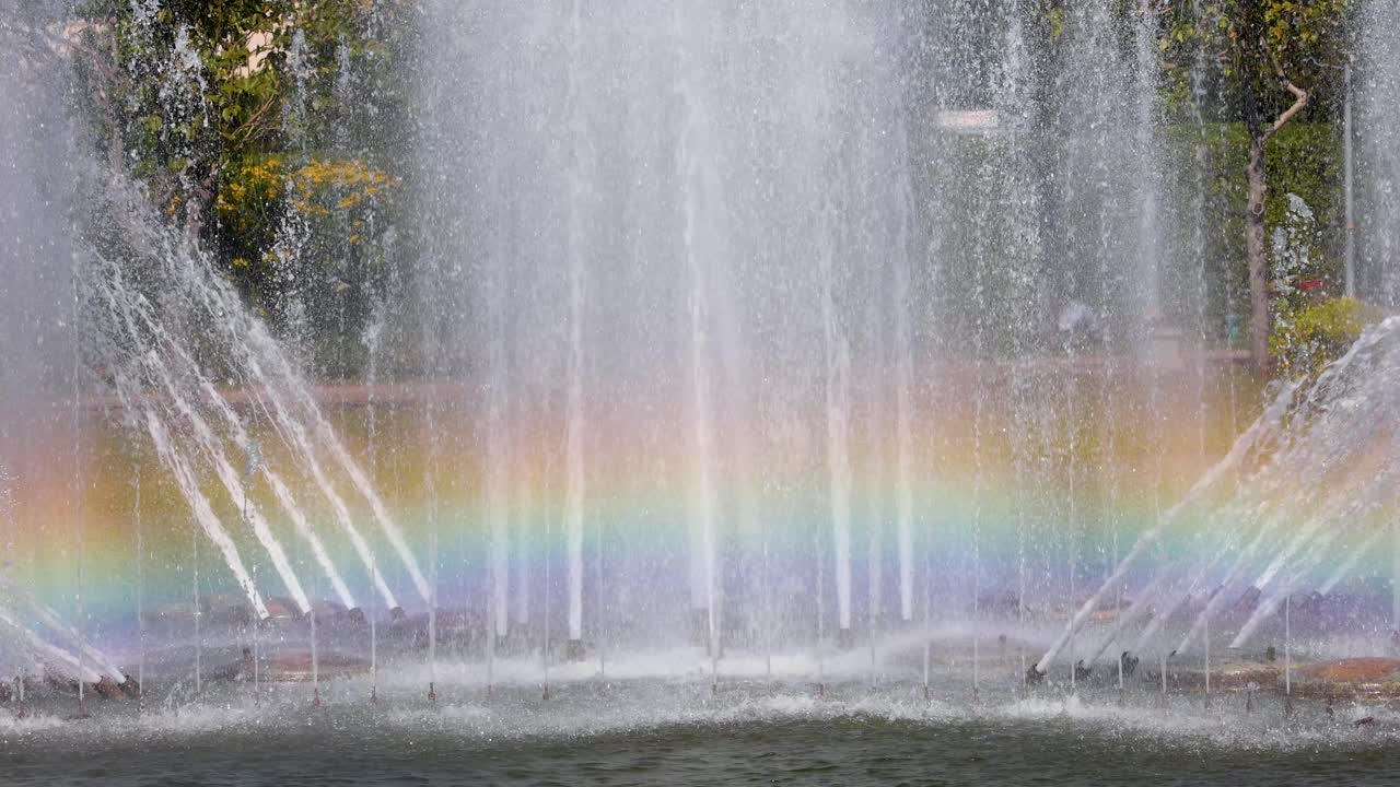 분수 스프레이에서 다채로운 무지개 형태