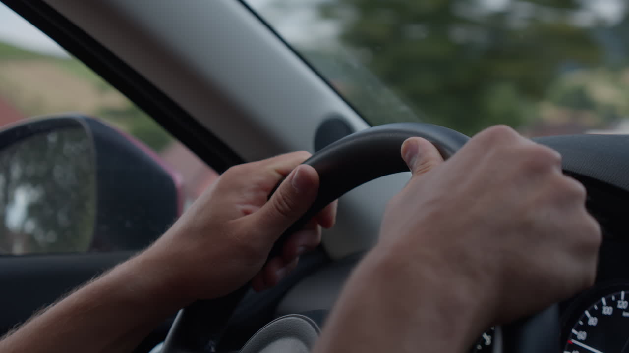 차를 운전하는 남자