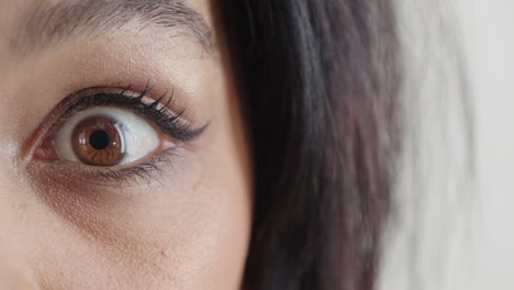 mujer de cerca abriendo los ojos sorprendida usando maquillaje mirando asombrada sorprendida rímel cosméticos belleza femenina