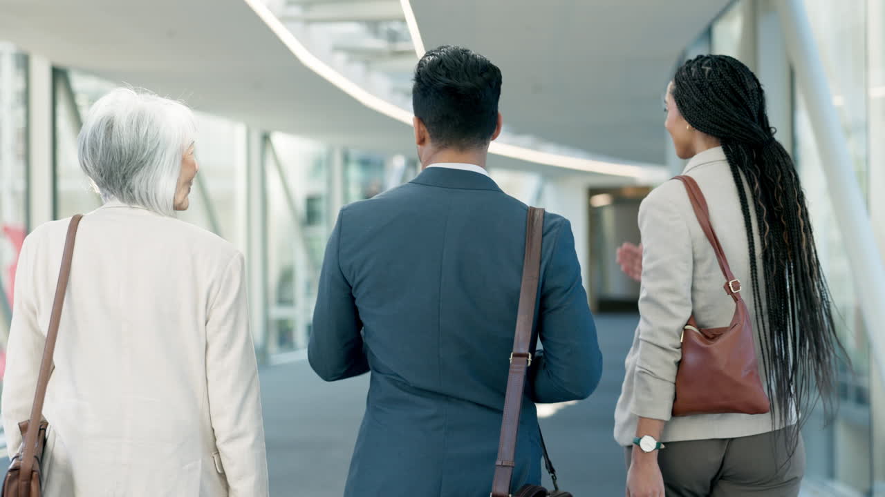 Tim bisnis, bandara, dan kembali dengan berjalan kaki