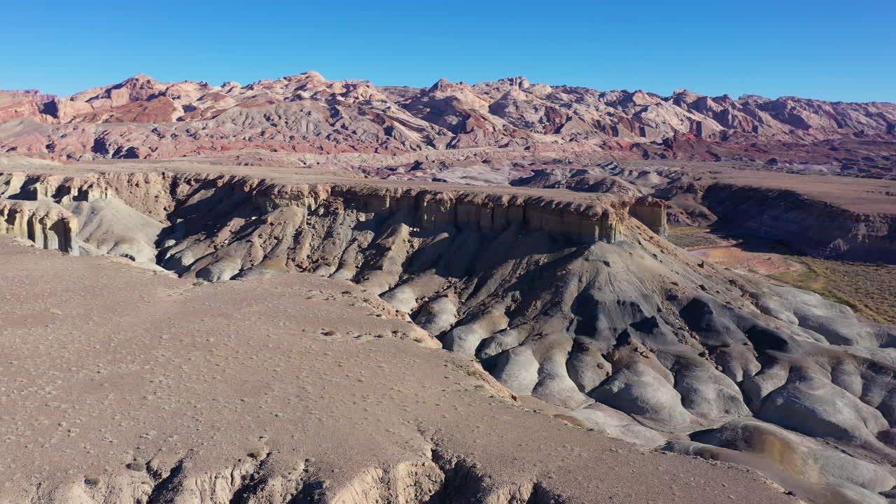 volando sobre los acantilados del desierto en las tierras baldías de utah, ee.uu. - toma aérea