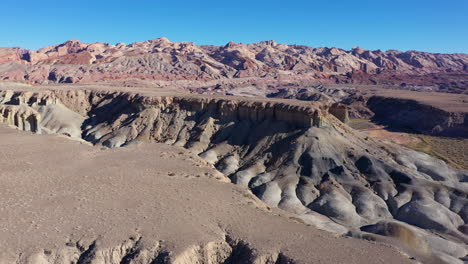 Fliegen-über-Wüstenklippen-In-Den-Badlands-Von-Utah,-USA---Luftaufnahme