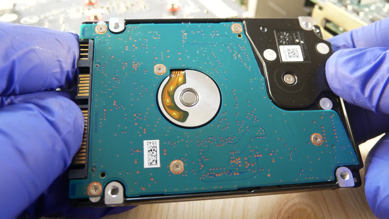 las manos con guantes azules están sosteniendo un winchester.