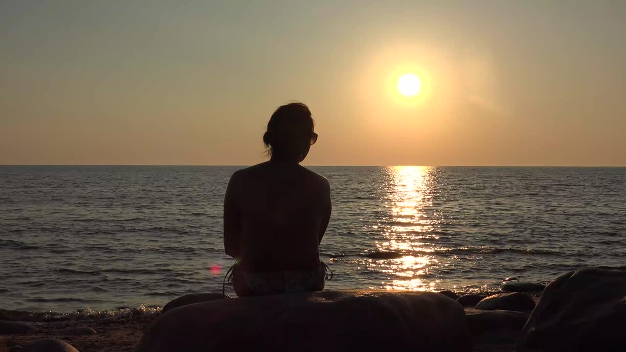 태양 상승을 보고 외로운 여자