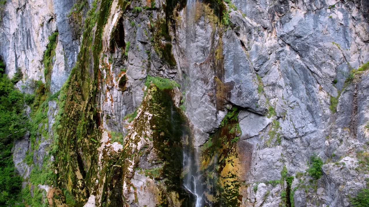 водопад в парке тамаре албания в летних скалах