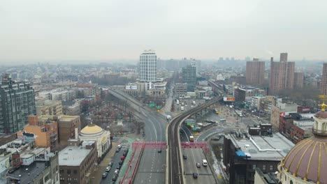 Toma-De-Vuelo-De-Drones-En-Cámara-Lenta-Del-Horizonte-De-Brooklyn-Desde-El-Puente-De-Williamsburg