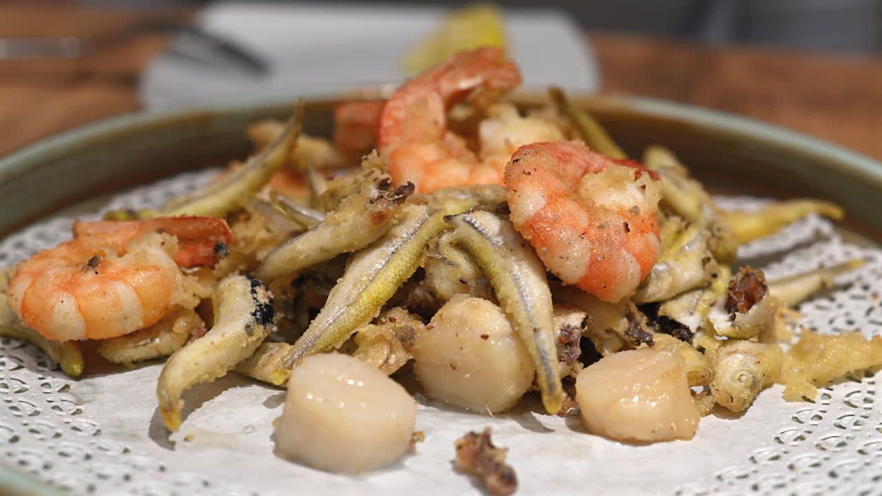 Close up shot of a plate with fried mixed seafood