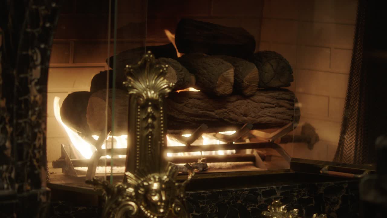 movimiento lento de la chimenea ardiendo. cálido acogedor fuego ardiendo en una chimenea de ladrillo de cerca. fondo acogedor.