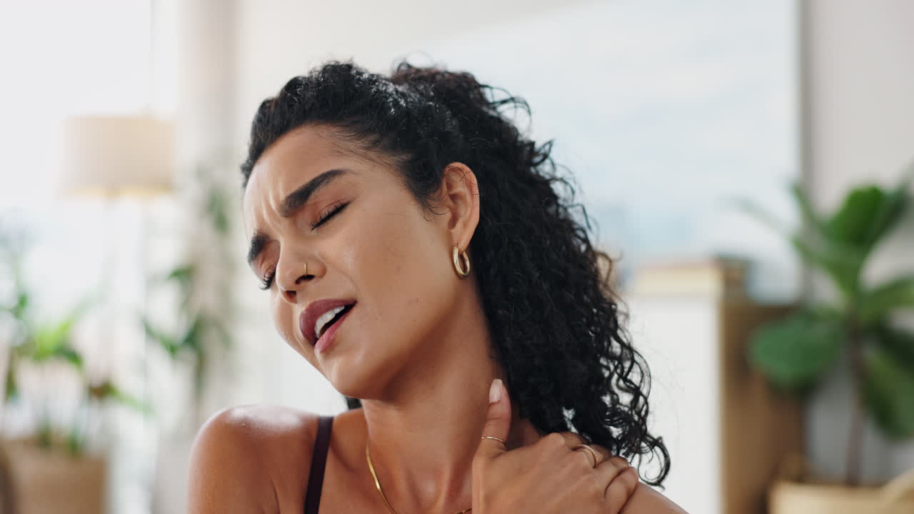 mujer con dolor de cuello