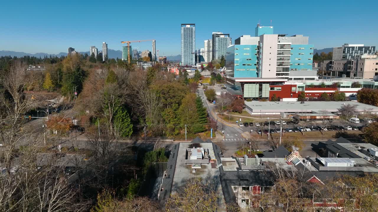surrey memorial hospital detrás de los árboles en verano en surrey, bc, canadá