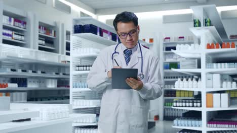 médico que trabalha numa farmácia