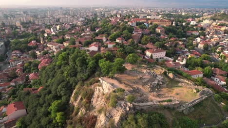 Vista-Aérea-Del-Casco-Antiguo-De-Plovdiv,-Bulgaria-Y-Teatro-Romano-De-Philippopolis-Sobre-El-Paisaje-Urbano,-Disparo-De-Drones