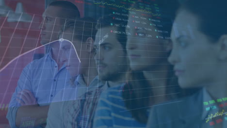 animación del procesamiento de datos financieros sobre diversas personas de negocios